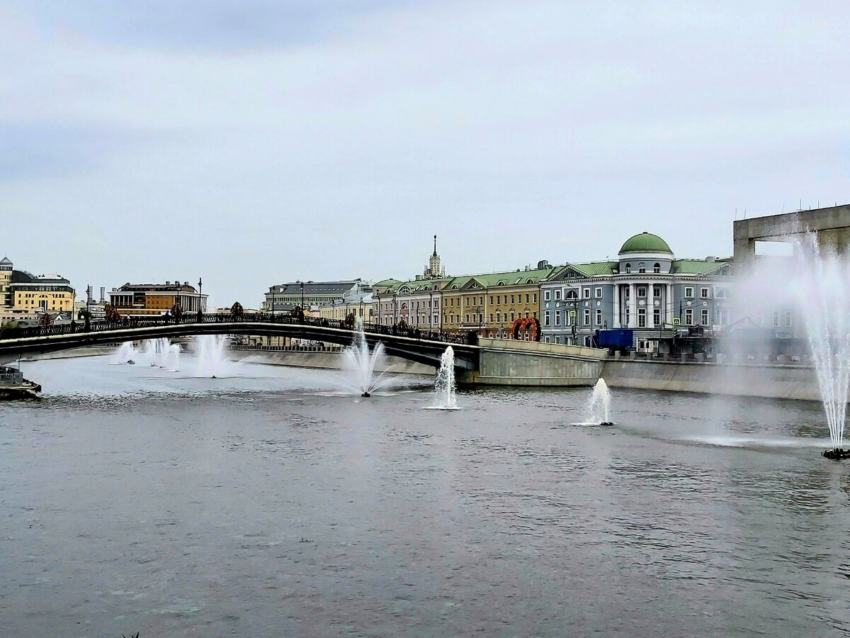 Это точно Москва, а не Петербург? Прогулка по Кадашёвской набережной и  отменённый октоберфест | Beer & Travel | Дзен