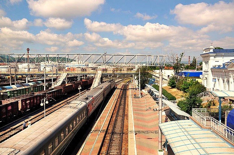 Станция новороссийск. Железнодорожный вокзал Новороссийск. ЖД вокзал Новороссийск. ЖД станция вокзал Новороссийск. РЖД вокзал Новороссийск.