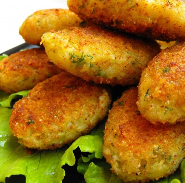 Ингредиенты
Капуста 1000 г
Лук 1 шт
Крупа манная 1/2 стакана
Мука 1/2 стакана
Чеснок 2 зубчика
Укроп
Масло растительное
Сухари панировочные
Соль по вкусу
Специи по вкусу
Капусту разрежьте на 4 части и приварите в подсоленной воде минут 8-10. Откиньте капусту на дуршлаг,пропустите через мясорубку и отожмите, чтобы удалить воду.

На мелкой терке натрите лук и пропустите чеснок через пресс- чеснок. Укроп мелко нарежьте.
5. К капусте добавьте лук,чеснок и зелень.Посолите,приправьте специями по вкусу. Добавьте муку,манную крупу,тщательно перемешайте.

Сформируйте из этой массы котлетки,обваляйте в панировочных сухарях и обжарьте на растительном масле до хрустящей золотистой корочки.

Приятного аппетита!