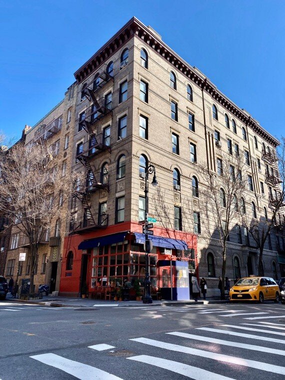 Жаль было проскочить мимо Friends apartment building, так что я заглянула на угол Гров и Бедфорт-стрит. Сначала даже не сообразила, что это действительно то здание. Где толпы туристов, желающих фото на месте достопримечательности? Почему в окнах так пусто, почему помещение не используют под кафе? Обычный дом и квартал, ничто, кроме расцветки фасада первого этажа, не напоминает местечка, где снимался любимый молодёжью сериал «Друзья».
