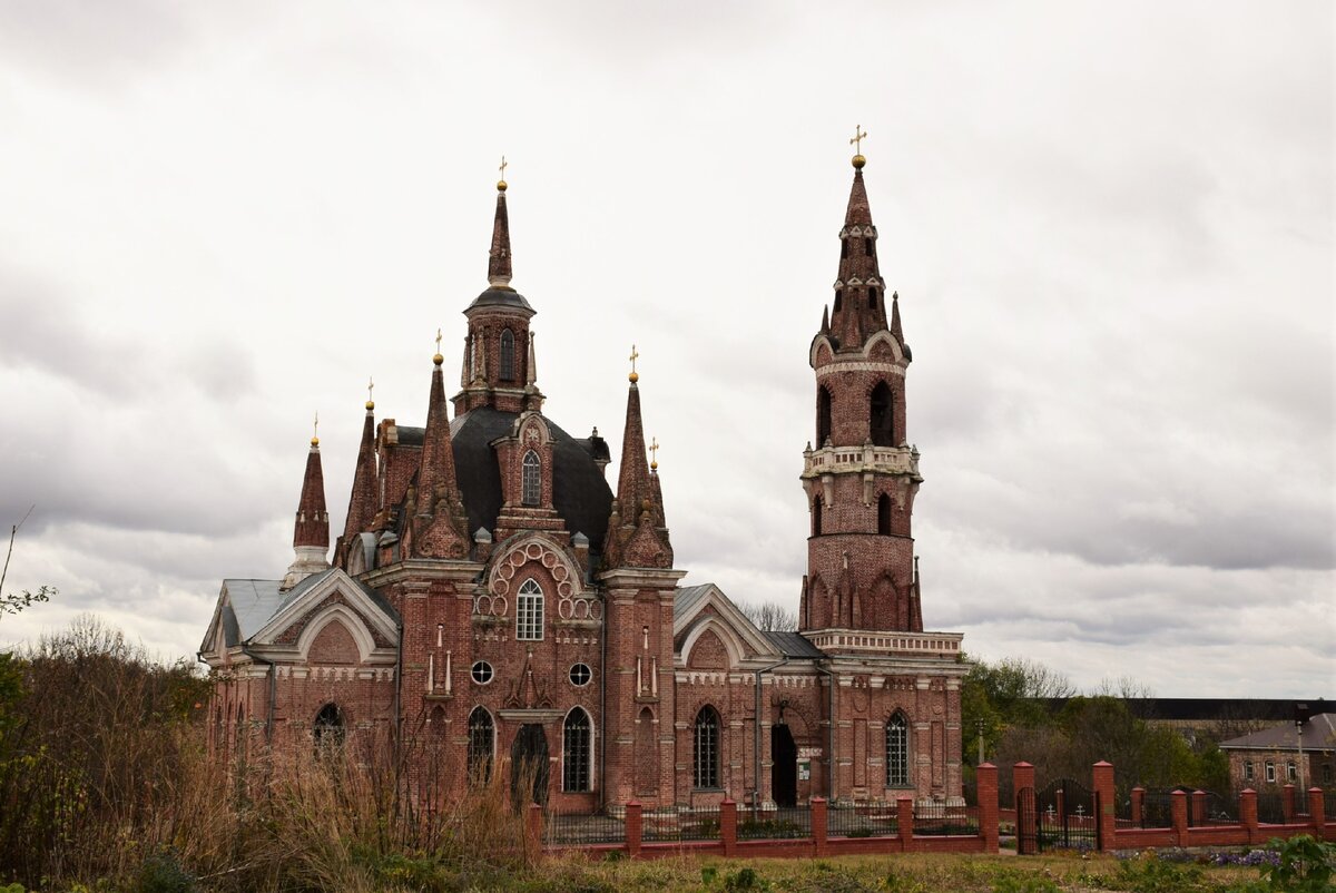 Любимая фотозона молодожен. Храм Липецкой области, похожий на старинный  родовой замок | HOLIDAY TRIP | Дзен