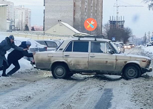 Убираем заглохшую машину на дороге