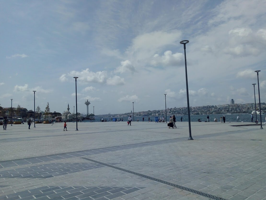 Это сама набережная возле пристани после открытия. Сейчас там лавочки поставили, деревца в кадках и ограждения на Босфоре.