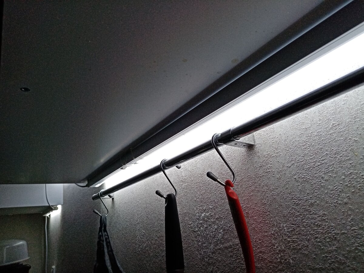 Заболтался, забыл даже сфотографировать подсветку, которую тот парнишка делал. Показываю свою подсветку - почти то же самое, у него только крепления поприличнее.