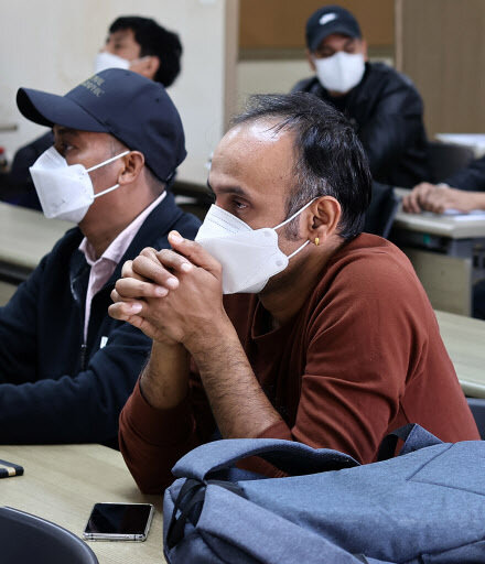 Рабочие-мигранты присутствуют на  пресс-конференции, посвященной тяжелому положению, с которым они  сталкиваются в Южной Корее, в центре Сеула в воскресенье. (Ренхап)
