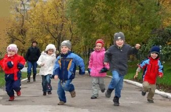 Прогулка начинается с активного "марш-броска" вокруг здания детского сада