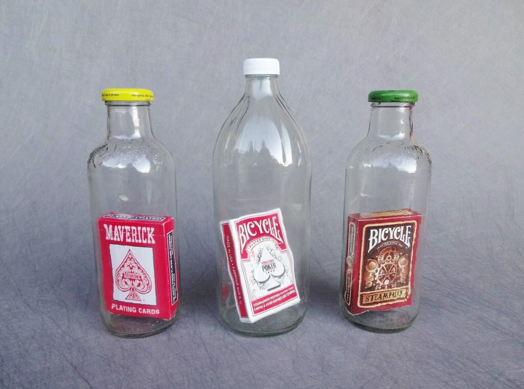 У меня для тебя есть загадка: 
Сможете ли вы поместить полную колоду карт в полностью неизмененную стеклянную бутылку?