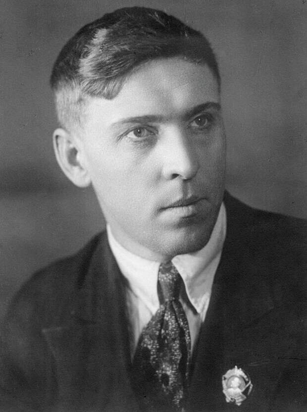 Нет, это не Герой России Ротенберг. Это Герой СССР - Алексей Стаханов