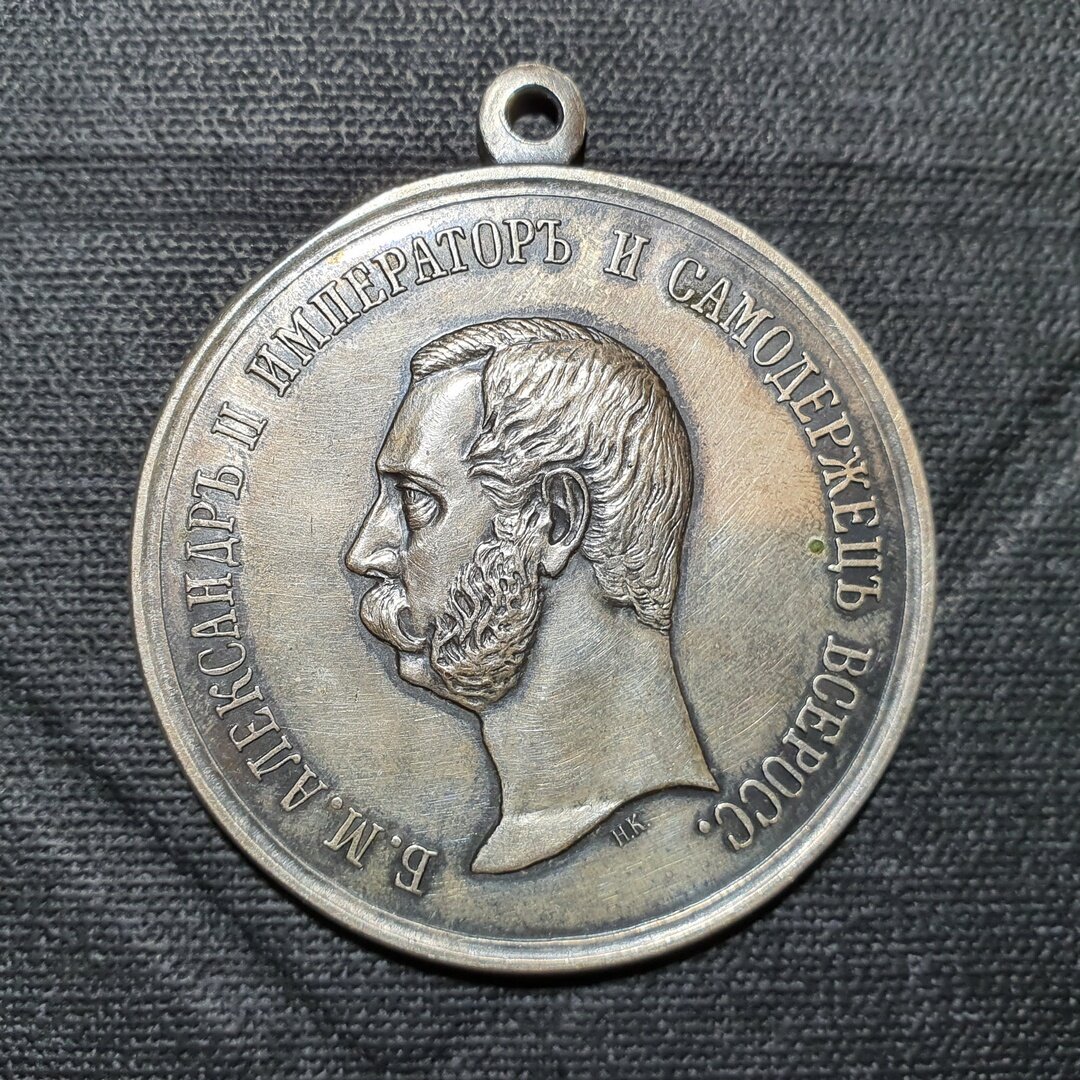 Обратите внимание на желтизну над головой императора