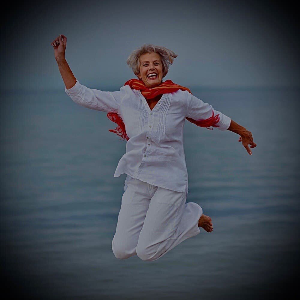 Теперь счастливая и жизнерадостная женщина