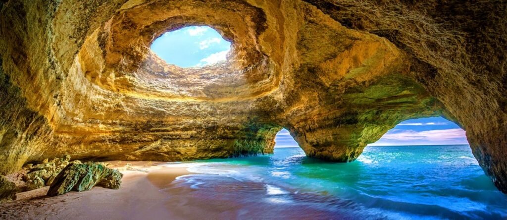 Морская пещера в Алгарве. Португалия