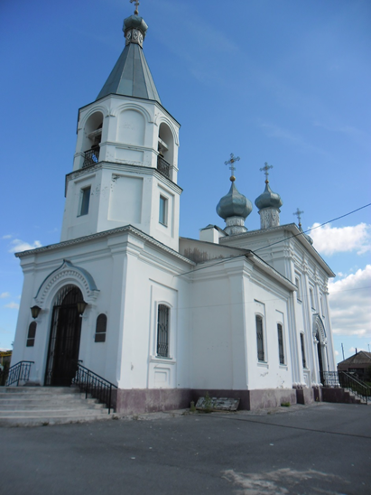 Только что ушли служители. В другой раз повезет больше. Зато теперь знаем, что церковь на трассе, современная.