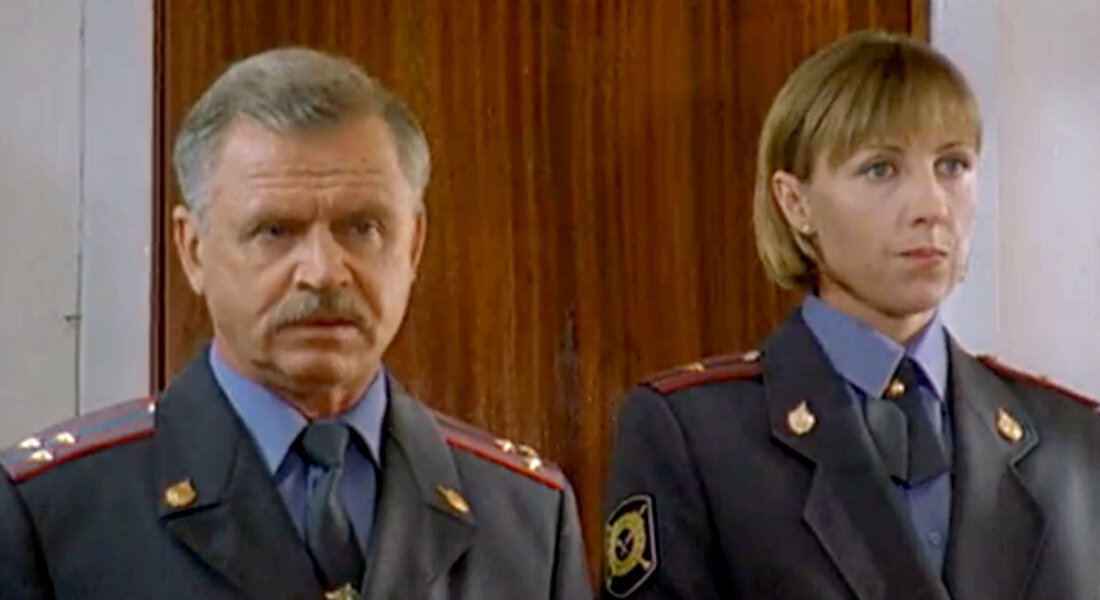 Сергей Никоненко в роли Гордеева, Елена Яковлева в роли Каменской. Кадр из кинофильма "Каменская", 1999 г., режиссер Юрий Мороз, сценаристы Елена Караваешникова, Александр Полозов, Наталья Токарева, Рамиль Ямалеев, Александра Маринина, композитор Алексей Айги (скриншот)