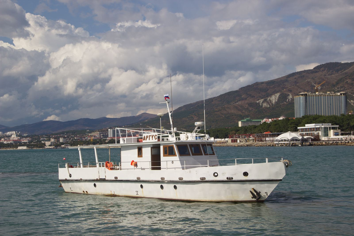 Рыбачим в открытом море. С борта судна. В Геленджике!