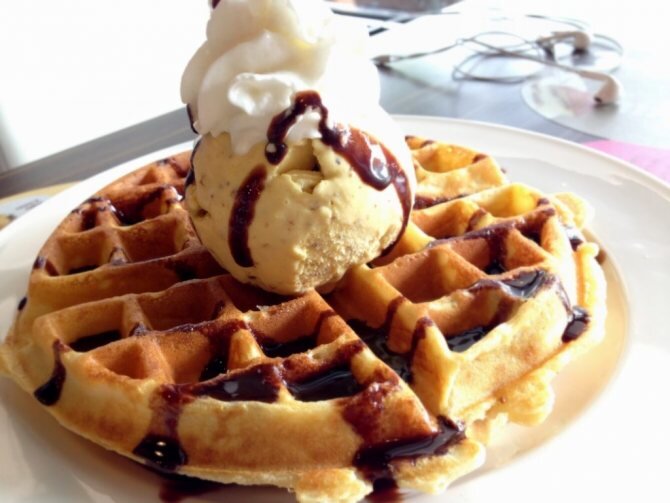 Можно ещё шарик мороженого добавить и полить немного топингом