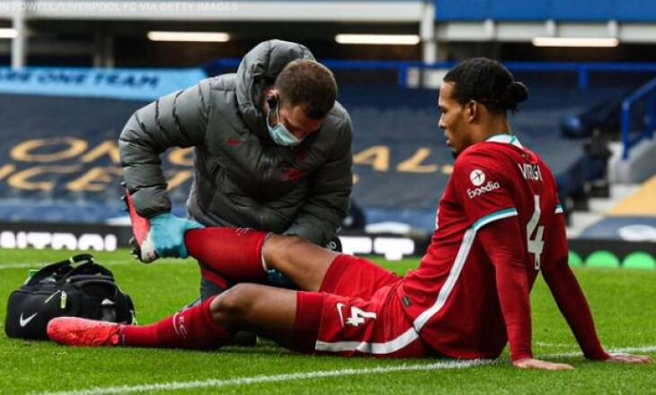 Вирджил ван Дейк сразу после получения травмы в матче с "Эвертоном"