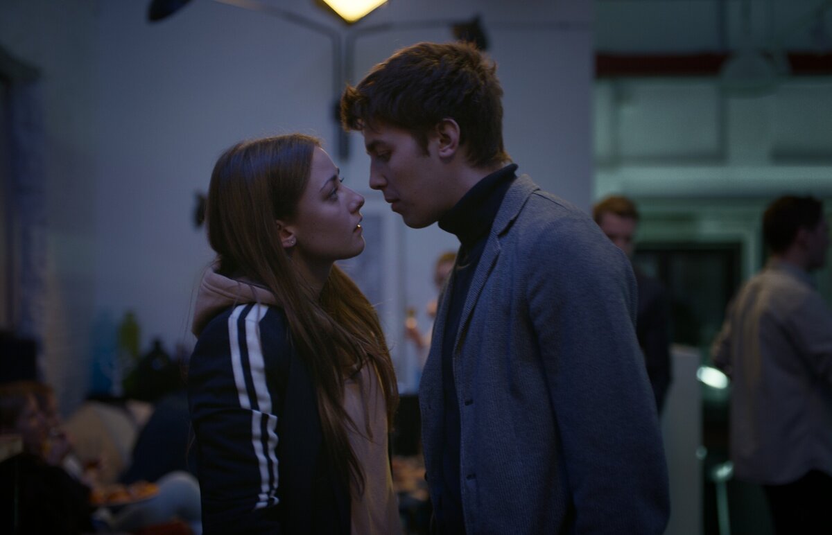 Кадр из фильма Неадекватные люди 2. Источник kg-portal.ru  