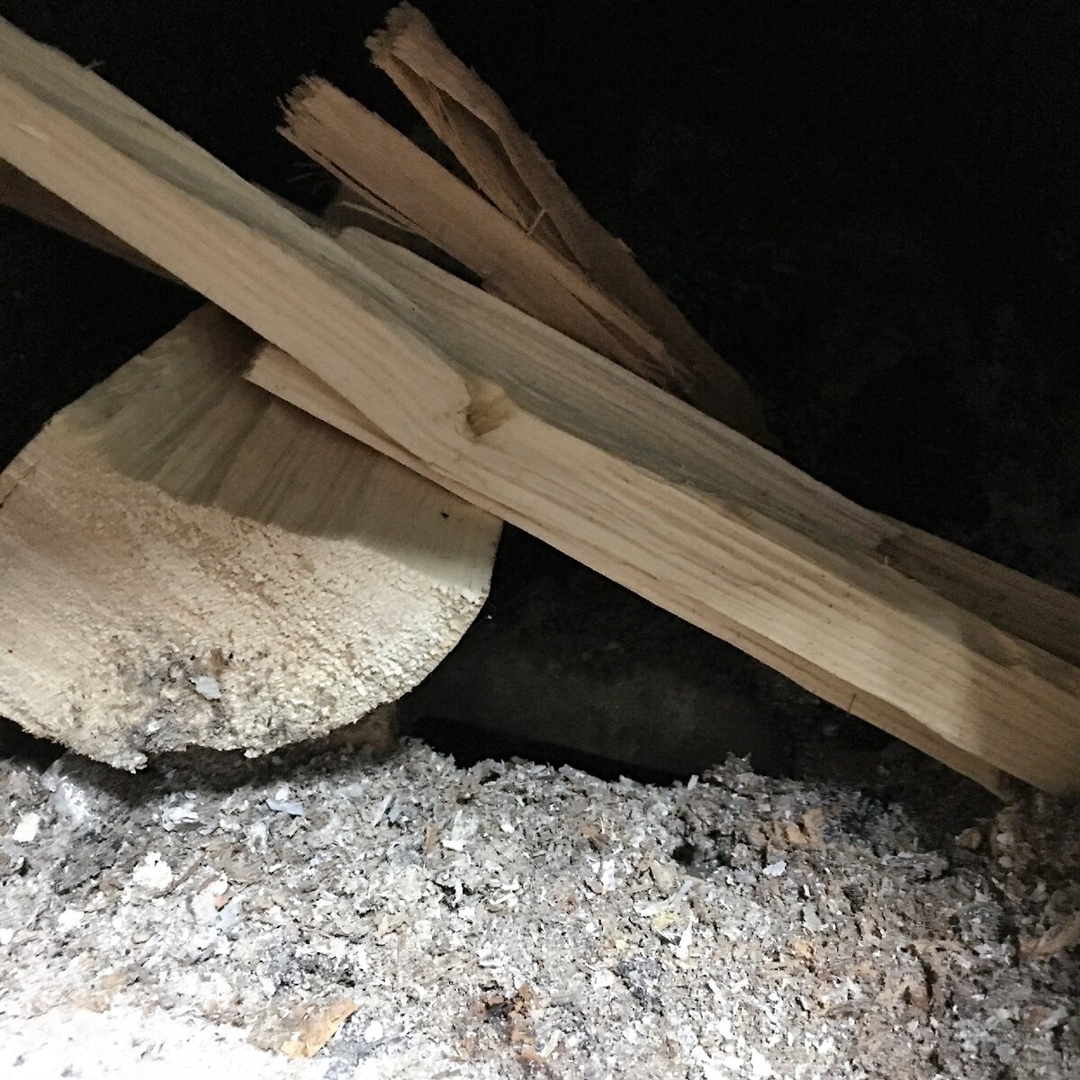 Сначала одно полено и лучина.