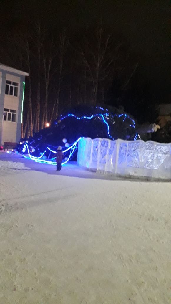 А накануне ёлка упала