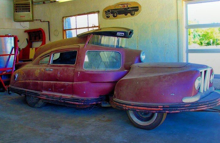 Название произошло от слова survival, — «выживание». В середине прошлого века идея создать максимально безопасный автомобиль завела американского конструктора Уолтера Джерома в инженерные дебри, и он решил разделить пассажирский отсек и двигатель. Машина обладала всеми возможными «атрибутами безопасности» – полностью окружена прорезиненными бамперами, двери не открывались, а сдвигались назад. Проблема была только в одном – управляемость из-за заднего привода вместе с изломом конструкции была очень посредственной, да и специфический вид машины сыграл свою роль, «революционную» конструкцию не оценили и Sir vival остался в единственном экземпляре, сохранившемся до сих пор. 

