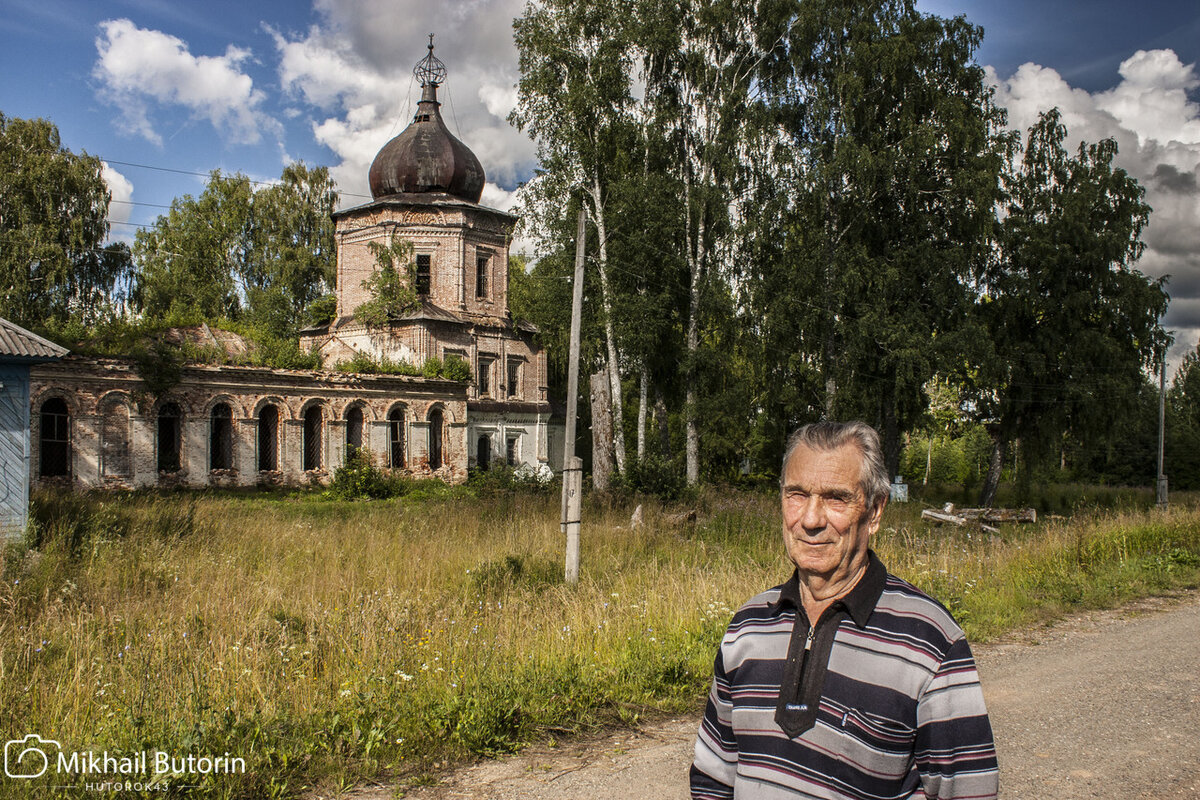Леонид Зворыгин на фоне храма в Ошети. Летнее фото. 