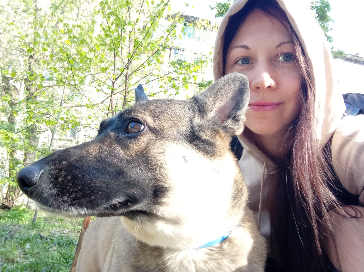 личное фото автора - Тайруша и я  в новеньком худи бороздим просторы утреннего города