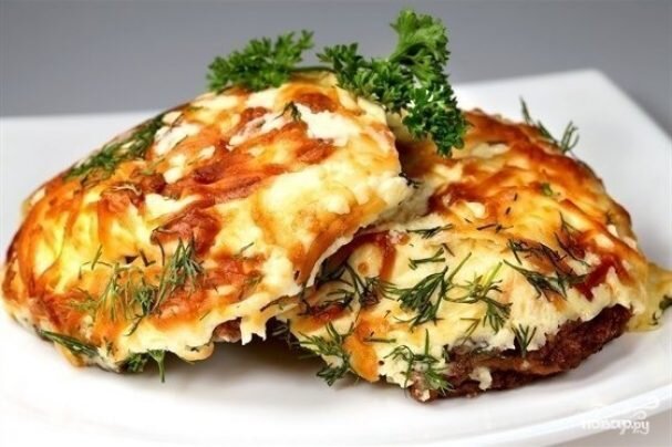 Невероятно вкусное блюдо, которое подойдет на каждый день, да и на праздничном столе будет отлично смотреться. Нежное мясо с картошечкой под ароматной сырной шапкой - пальчики оближешь. 