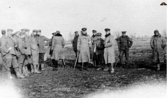 Британские нортумберлендские гусары встречают немецких солдат на ничейной земле во время перемирия