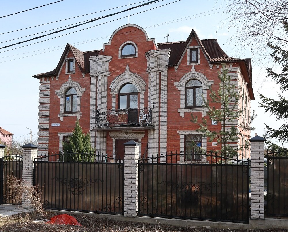 Дом с кирпичной отделкой. Лицевой фасад. 