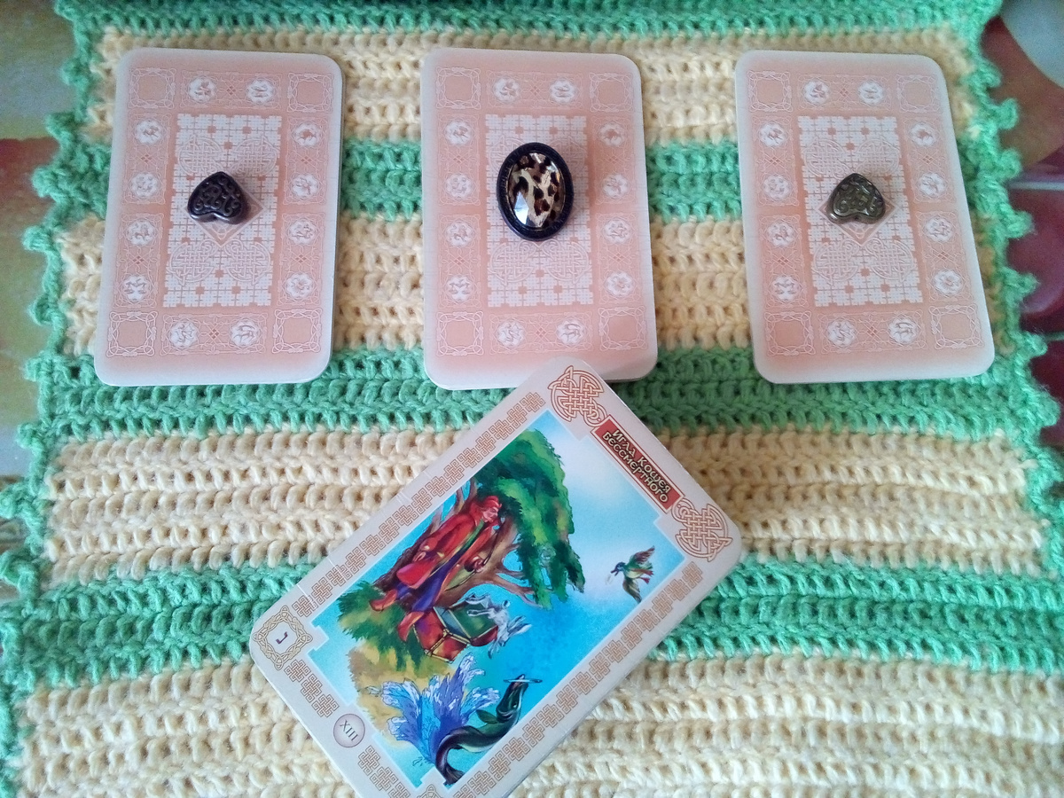 Варианты прогноза и карта на дне колоды, которая дает краткие рекомендации по процедурам красоты и состоянию здоровья на этот день. Фото автора 