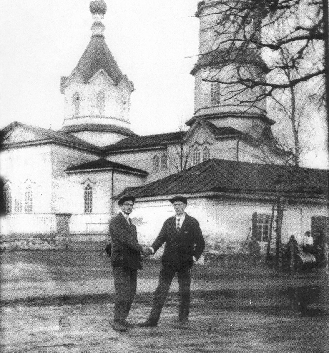 1926 год, Соловьёвка, Николаевская церковь, на переднем плане - церковная лавка