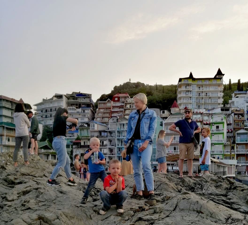 Мы на скале, за моей спиной эллинги.