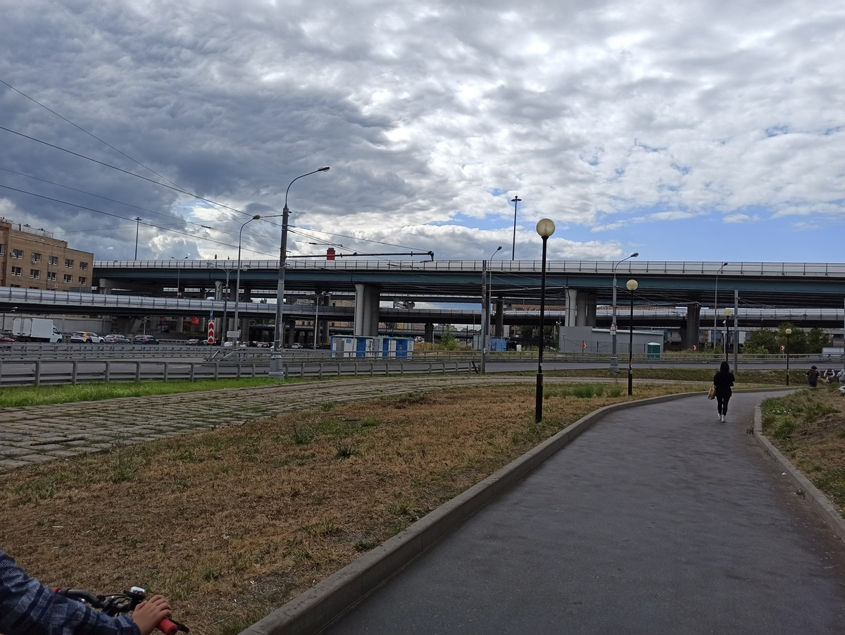 У м. Шоссе Энтузиастов