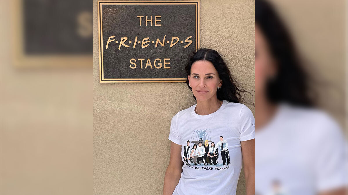 Сыгравшая Монику Кортни Кокс порадовала фанатов нарядом с изображением культовой заставки сериала и всех его героев