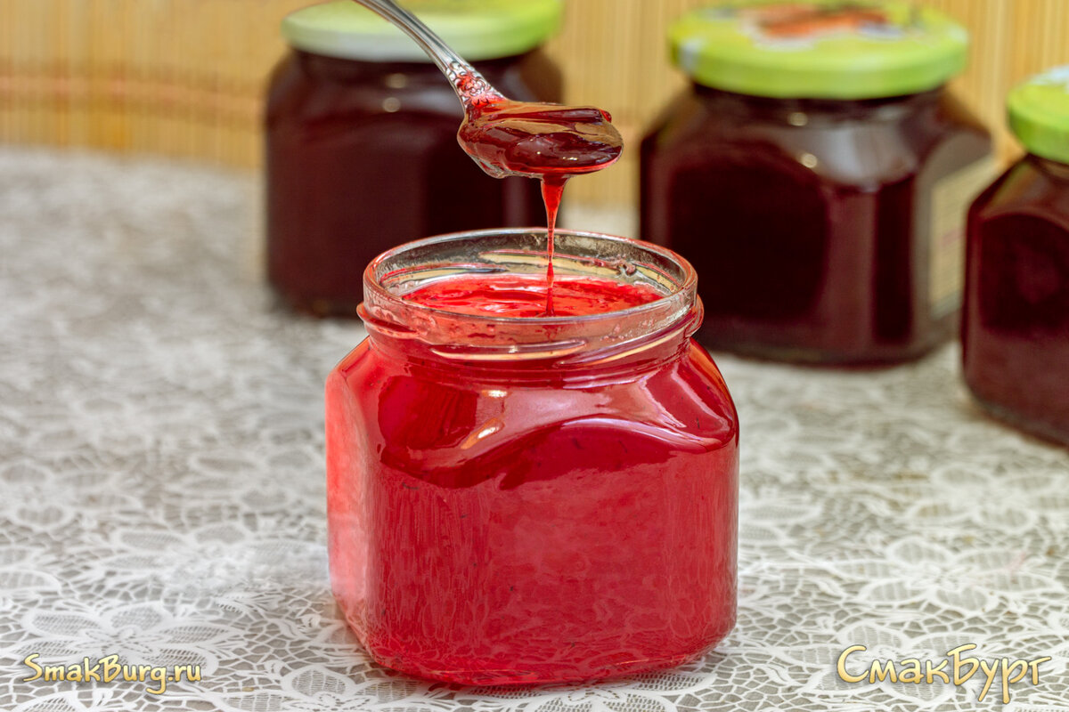 Густое, яркое и очень ароматное желе из красной смородины готовить одно удовольствие - даже веточки удалять не придется!)