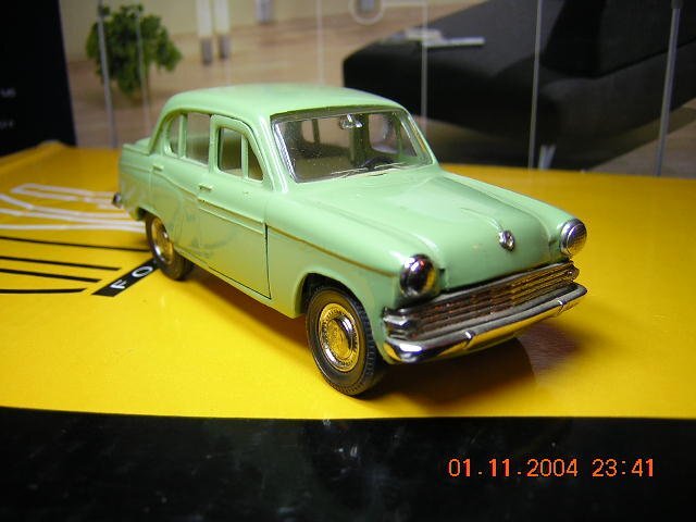 Москвич 403 А7 с эмблемой (и перевернутым бампером, что, вероятно, говорит о неоригинальности модели).