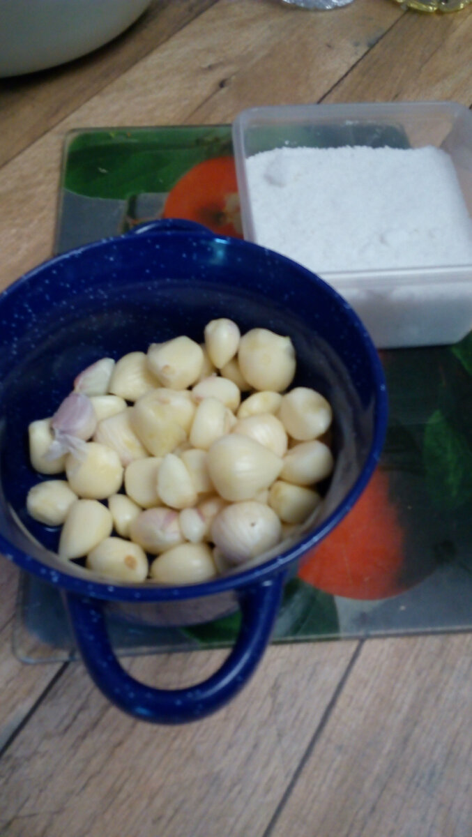 Вам понадобятся чеснок, соль, сахар, перец душистый горошек. Фото автора.