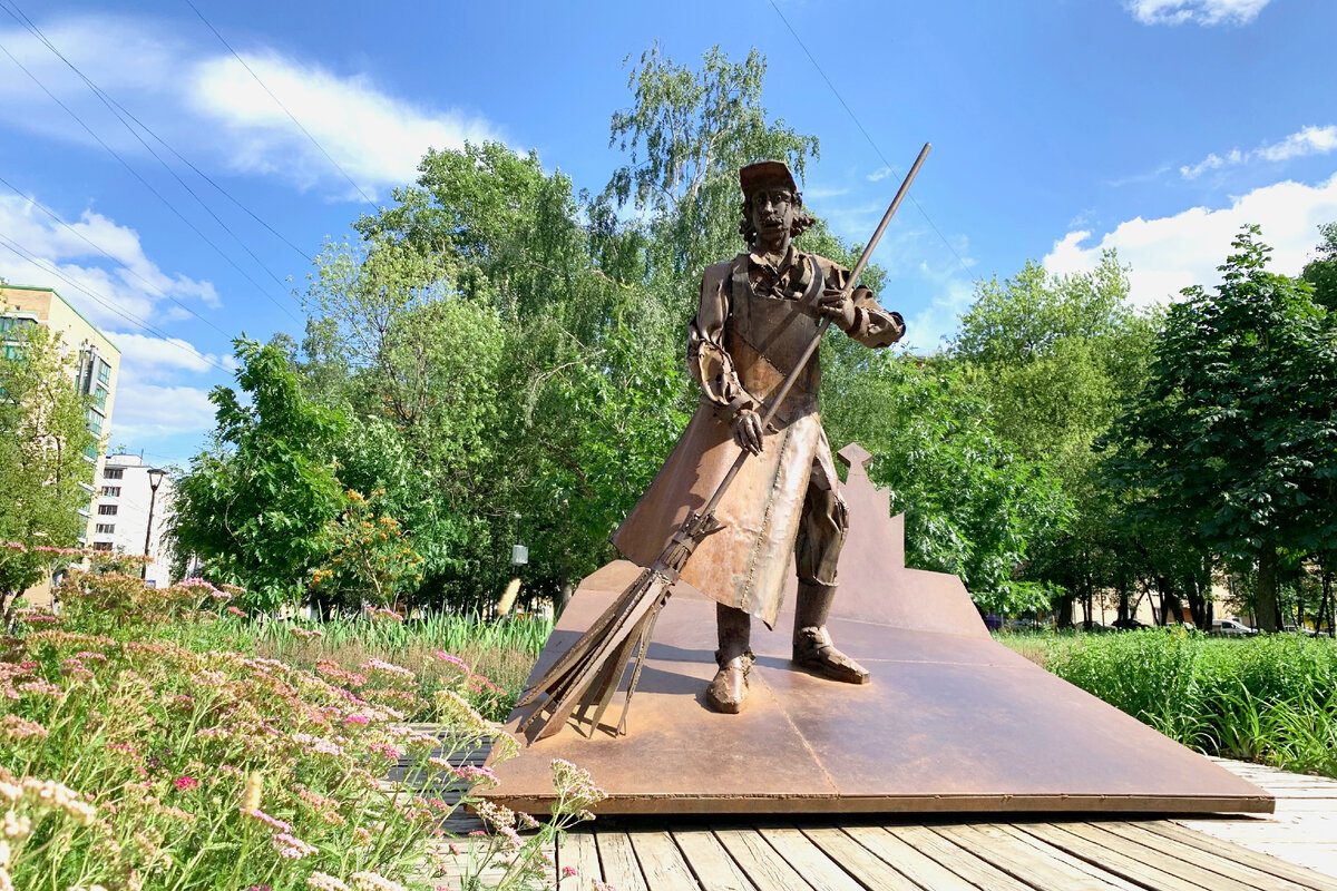 Уборщица, водолаз и метростроевец: топ-7 памятников профессиям в Москве ...