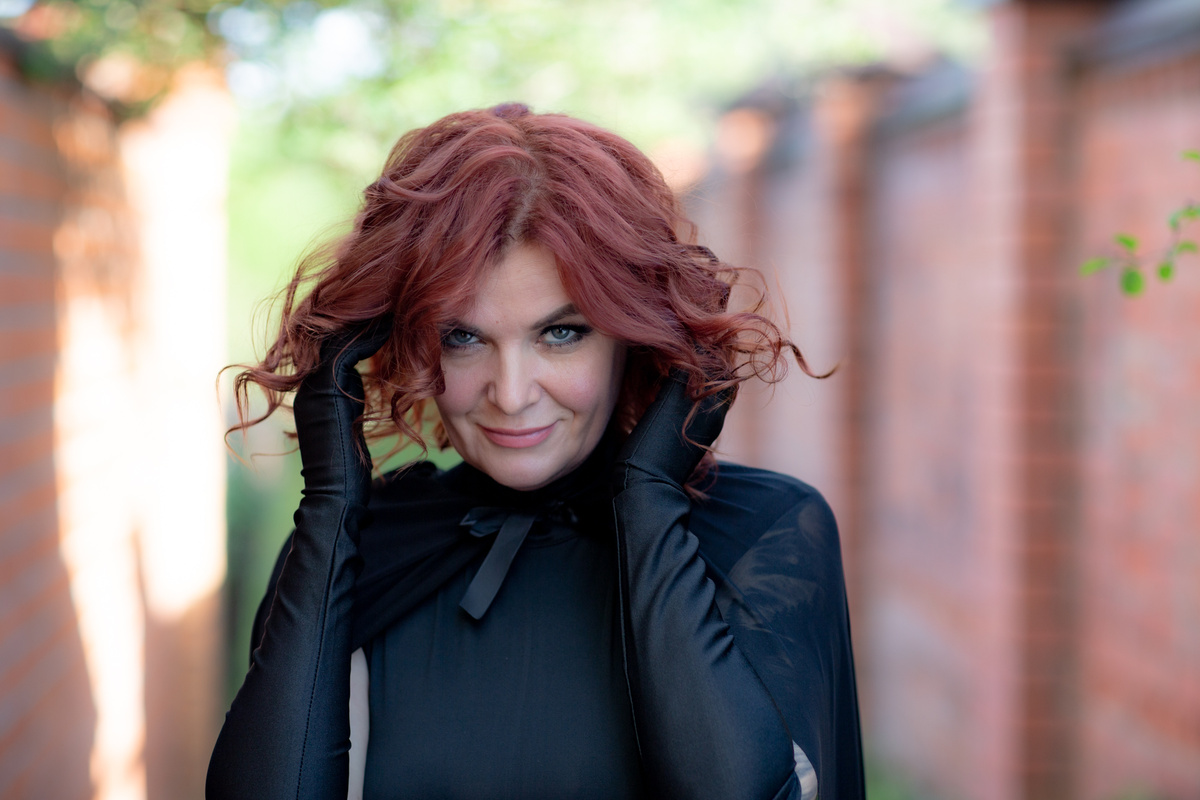 Светлана Леймах - сертифицированный коуч по развитию личности и масштабированию бизнеса; участник научно-исследовательского проекта GO-RA; основатель центра развития сверхспособностей человека «ИНЫЕ»; регрессолог, гипнотерапевт; светский эзотерик; автор энерготехник по работе с подсознанием; мастер финансовых энергопрактик; автор уникальных колод таро и оракулов; магический парфюмер; колумнист научных и глянцевых СМИ.