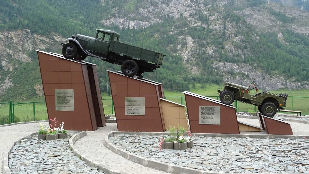 Памятник чуйскому тракту. Памятник чуйскому тракту. Памятник кольке снегиреву на чуйском тракте. Памятник кольке снегиреву на чуйском тракте. Памятник кольке снегиреву алтай.