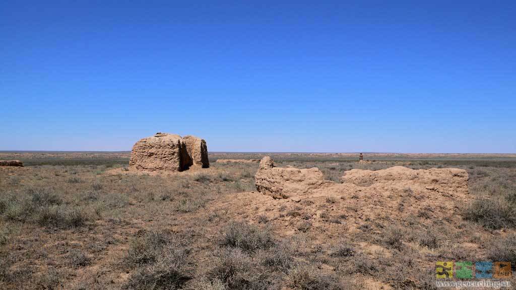  Разрушенные  мазары в Бетпак-Дале.V-IX век нашей эры.