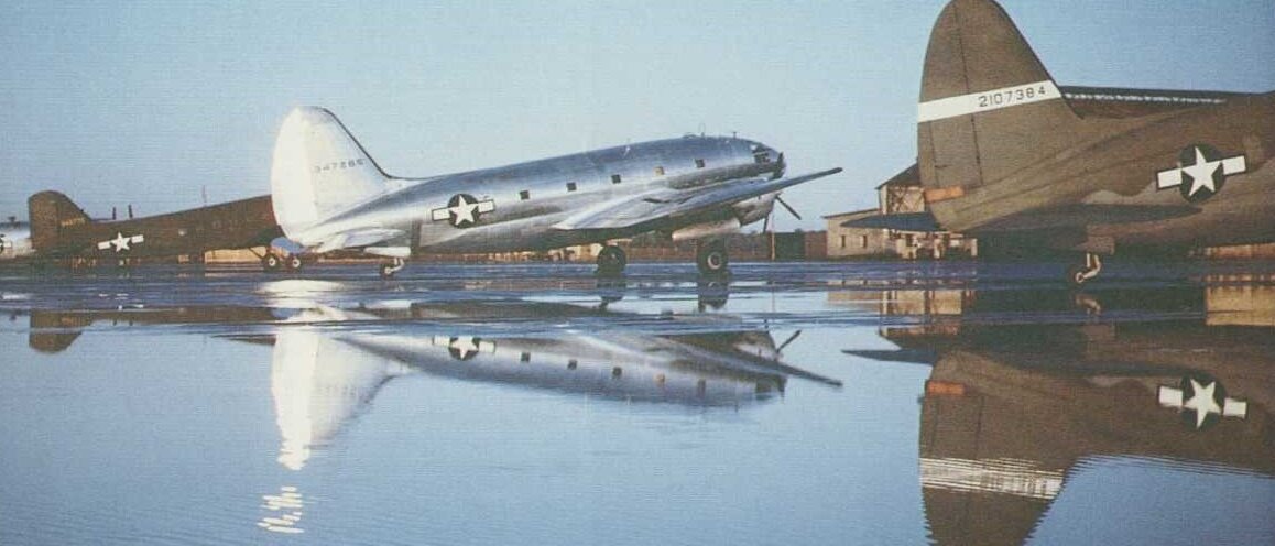 Грязно-оливковые и цвета натурального металла Commando сфотографированы в одном ряду с С-47 и В-24. Подобно Skytrain и Liberator, серию Commando выпускали на нескольких заводах.