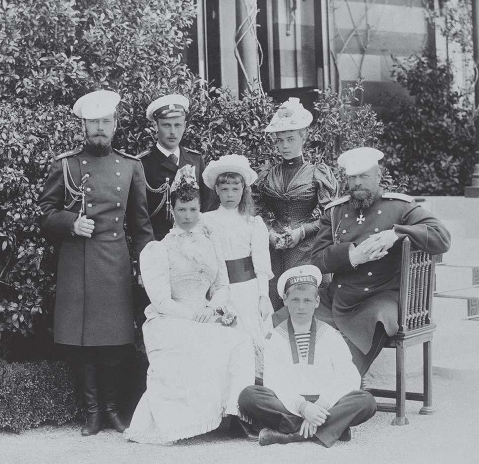 Семья Государя Александра Третьего, 1891 год. Император и императрица справа. Наследник Николай Александрович стоит слева, рядом - его брат Георгий (1871-1899), сёстры Ксения (1875-1960)и Ольга (1882-1960), сидит на земле брат Михаил (1878-1918)