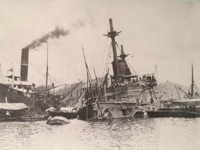 Броненосец IJN "Микаса" после взрыва боезапаса. Утро 12 сентября 1905 года.