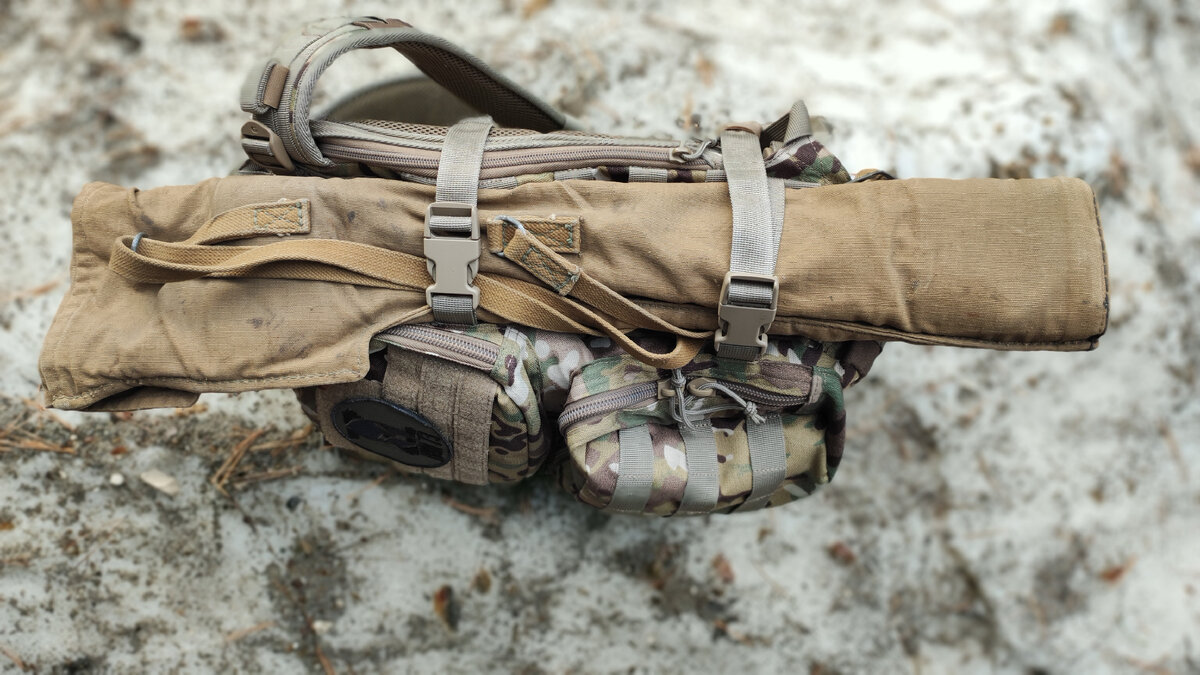 Чехол имеет ремень для переноски. Но удобнее его закреплять на рюкзаке со всеми его принадлежностями. В чехле ещё должен переноситься кол для установки перископа, разные винты и прочие принадлежности. Но нам он пришёл не в полной комплектации.