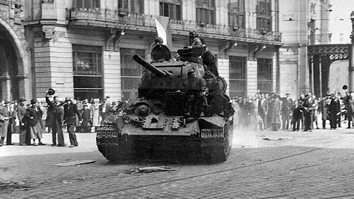 ПРАГА. 9 МАЯ 1945 ГОДА. ЖИТЕЛИ ПРАГИ ПРИВЕТСТВУЮТ СОВЕТСКИХ ТАНКИСТОВ. ФОТО: VICTORY.RUSARCHIVES.RU 