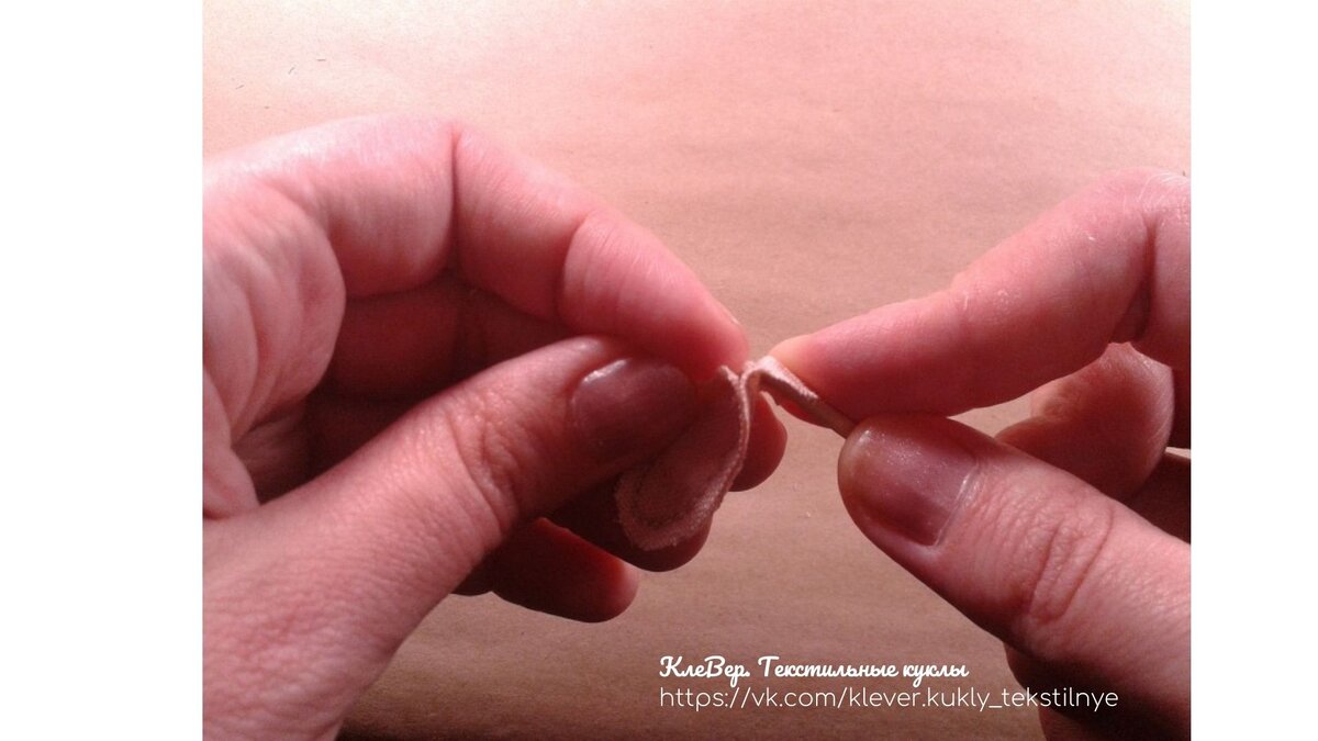 Раздвигаем два края ручки и подсовываем под один из них палочку (шпажку). Фото из архива автора.