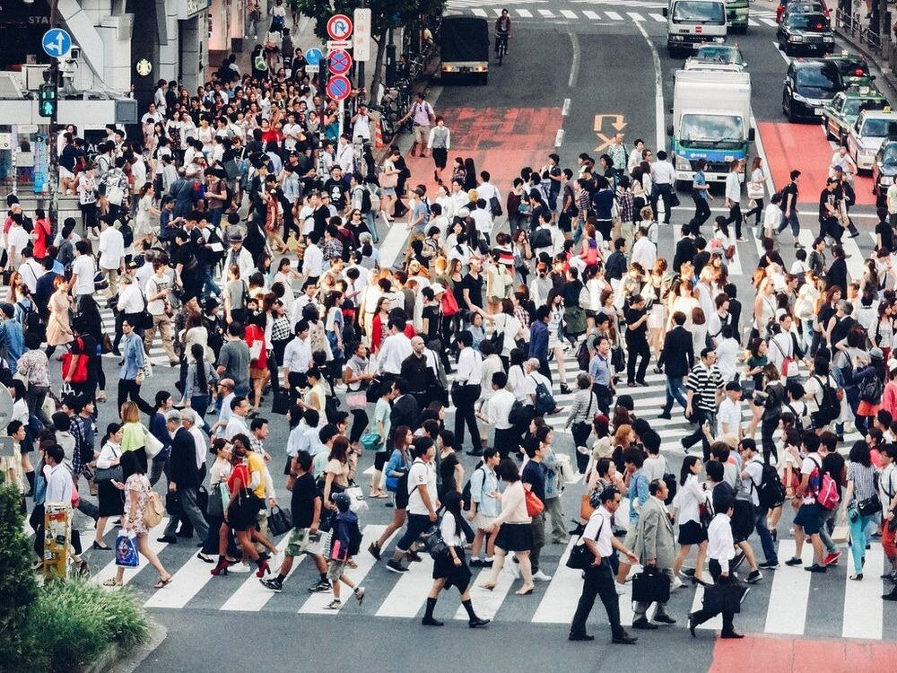 Много человек на улице. Токио перекресток Сибуя. Япония перекресток Сибуя. Япония Токио население численность. Шибуя Кроссинг.