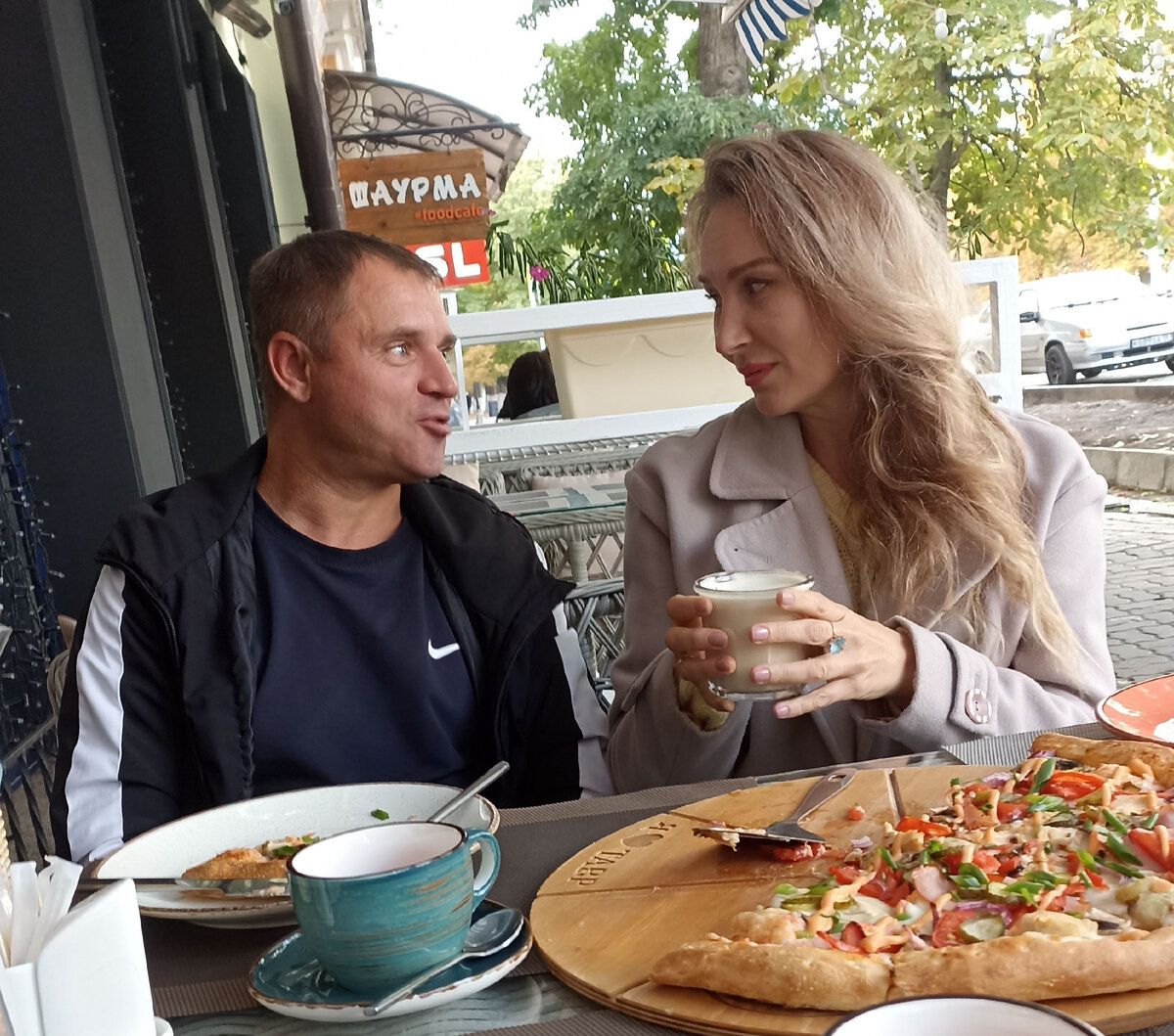 Муж на этой фотографии смешной. Ну и что, за то я красивая)))