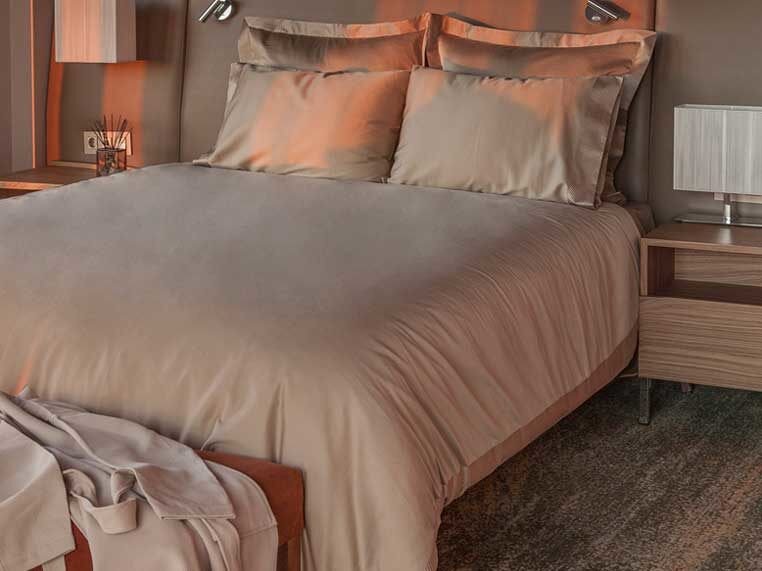 Комплект BOVI SAVOY выполнен из очень плотного сатина - 300ТС. Такая плотность позволит белью служить долго и безупречно.